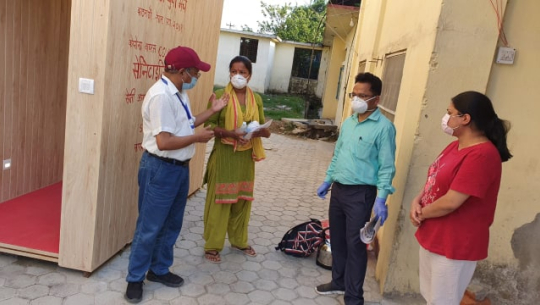 कोरोना जितेर घर पुगेपछि धनगढीकी महिलाले भनिन्– टाढैबाट भएपनि छोराछोरी हेर्दैछु
