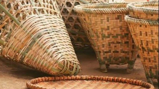 डोटीका शेरबहादुर डोको बुनेरै घरखर्च चलाउँदै