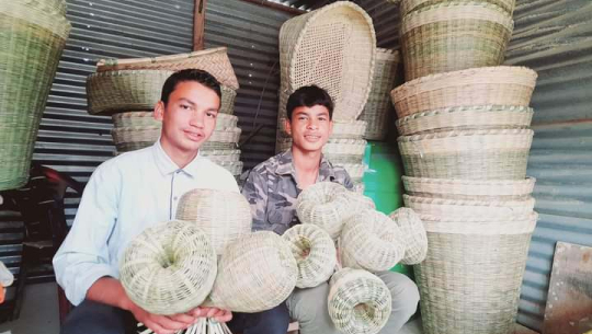 डोको बुनेर खर्चको जोहो गर्छन् डोटीका शेर र शेरू