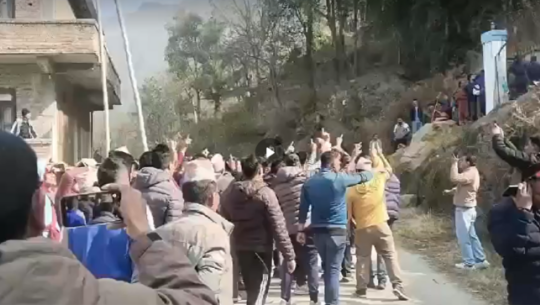 दोलखाको मालु मतदान केन्द्रमा कब्जा प्रयासपछि प्रहरीले हवाई फायर