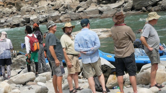 प्रतियोगितामा सहभागी हुन दिपायलस्थित सेती नदी किनारमा पुगेका बिभिन्न देशका नागरिकहरु । तस्बिरः डिलबहादुर सिंह (गाेरखापत्र) 