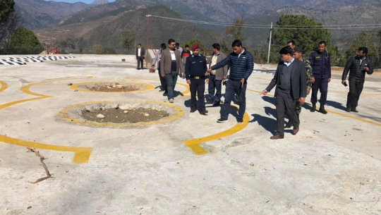 डोटीको राजपुरमा निर्माण गरिएको ट्राईस सेन्टरको अनुगमन गर्दै मुख्यमन्त्री भट्ट।