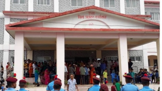 जिल्ला प्रशासन कार्यालय डोटीमा सेवाग्राहीको थेगिनसक्नु भीड