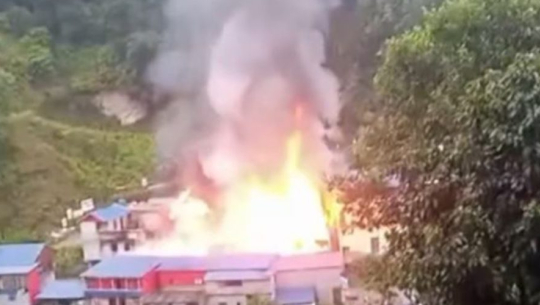 ताप्लेजुङको दोभानमा भीषण आगलागी, करिब १० घर जले