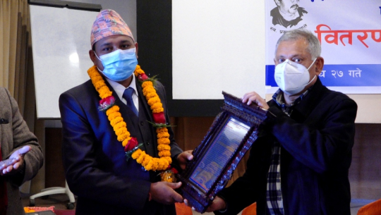 बाजुराका डाक्टर विश्वकर्मालाई मानव अधिकार पुरस्कार