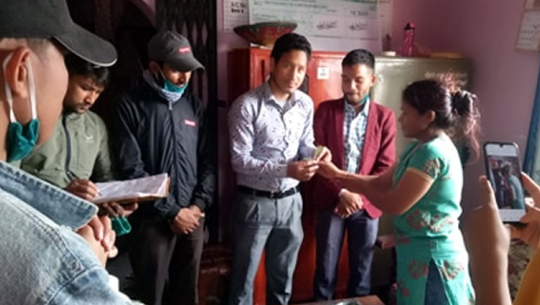 अखिल क्रान्तिकारी कैलालीद्वारा दृष्टि फाउन्डेसनलाई मास्क र सेनिटाइजर वितरण