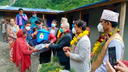 गृहमन्त्री थापाद्वारा बाजुराका बाढी पीडितलाई राहत वितरण