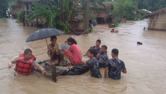 कैलालीमा बाढीले बगेर ज्यान गुमाएका मृतकका परिवारलाई दुई/दुई लाख राहत