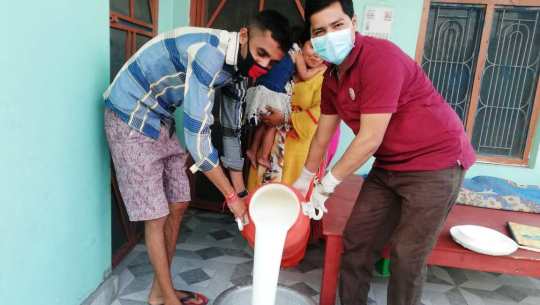 धनगढीमा नेपाल डेरी एसोसिएसनद्धारा दुध वितरण