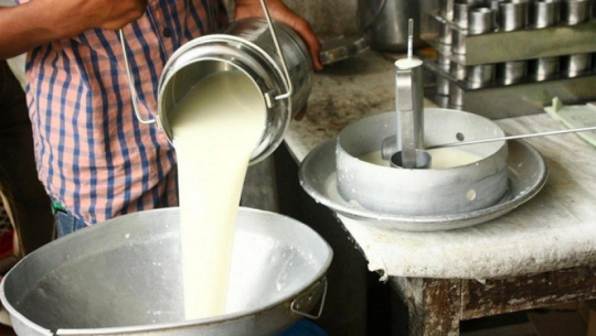 निजी क्षेत्रद्वारा प्रतिलिटर दूधमा १० रुपैयाँ बढाउने