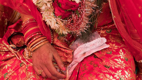 जब बुहारी बनाएर भित्र्याउन लागिएकी युवती आफ्नै छोरी भएको थाहा भयो...