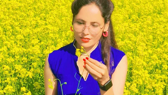 प्रकृतिको घुम्टो ओढेकी सुन्दर फूल हु म!