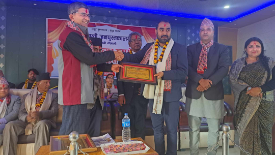 कैलाली जनपुस्तकालयद्वारा पन्त सम्मानित