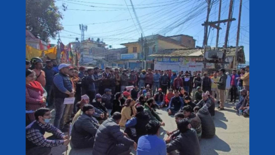बैंकको ब्याज घट्नुपर्ने माग गर्दै डडेलधुराका पसल बन्द