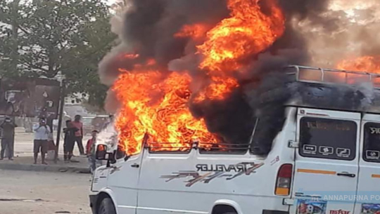 कञ्चनपुरमा एक स्कारपिओमा आगलागी