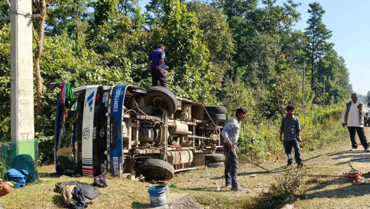 कैलालीको बडैपुरमा बस दुर्घटना