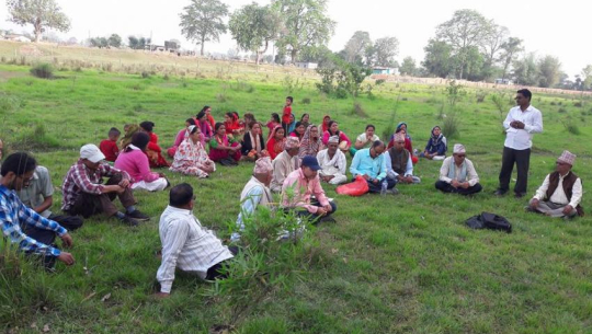 गौशाला निर्माण हुने क्षेत्रमा छलफल गर्दै स्थानीयहरु