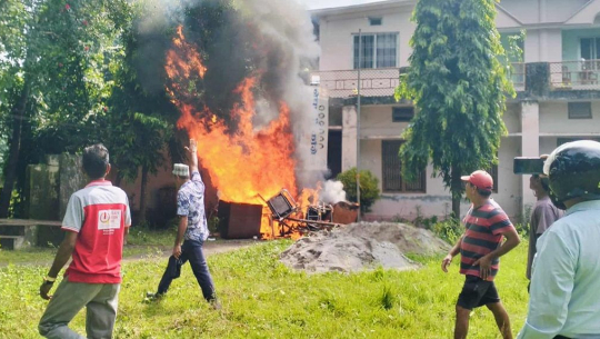 कञ्चनपुरमा २५ सरकारी कार्यालयमा आगजनी र तोडफोड