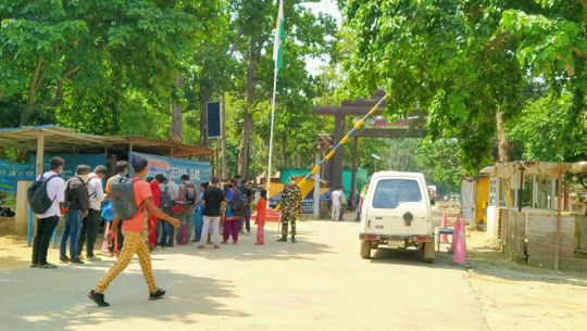 त्रिनगर र गड्डाचौकी नाकाबाट एकैदिन ८ सय बढि नेपाली भारत पसे