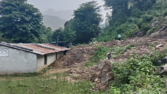 कञ्चनपुरमा पहिरोले भवन चर्केपछि दुई कक्षाका विद्यार्थी एउटै कोठामा