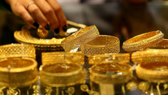 Gold falls by Rs 1,000 per tola, silver edges up in local market
