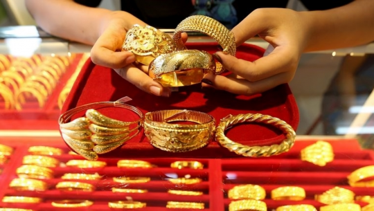 Gold price up by Rs 2,000 per tola