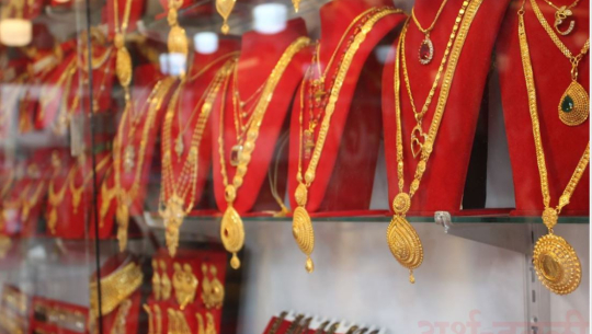 सुनको मुल्य तोलामा ८ सयले घट्यो