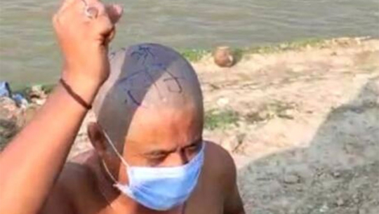 बनारसमा नेपालीको केस मुण्डन गर्दै दुर्व्यवहार