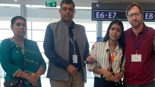 विपिन जोशीकी आमा र बहिनी स्वदेश फिर्ता