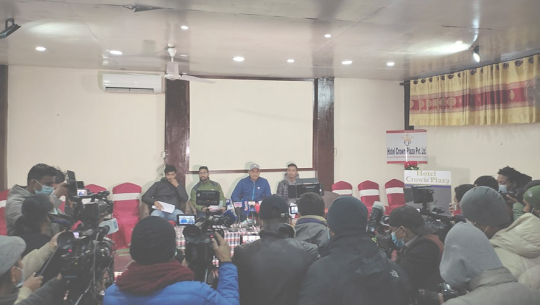 चार क्रिकेटरको अपीलः ब्याट र बल छाड्नुपर्ने अवस्था नबनोस्