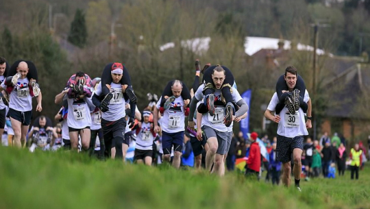 आफ्नी श्रीमतीलाई बोकेर दौडिने अनौठो परम्परा !