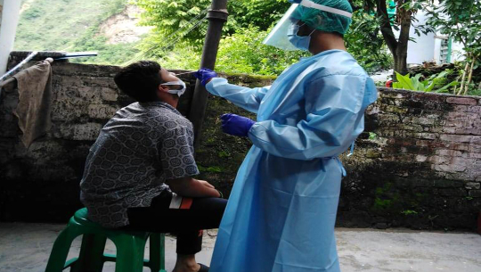 बैतडीमा कोरोनासँगै एचआइभी र मलेरियाको जाँच गरिदै