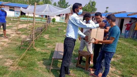 नेत्रहीन संघका अध्यक्ष रावलद्वारा क्वारेन्टाइनमा बसेकालाई खाद्यान्न सहयोग