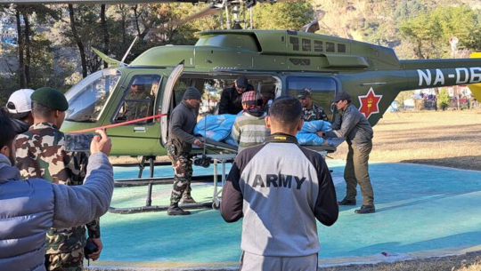 दार्चुलामा लडेर घाइते भएकी महिलाको हेलिकोप्टर मार्फत उद्धार  