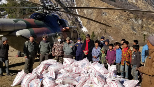 बझाङको साइपालमा हेलिकोप्टरमार्फत चामल ढुवानी