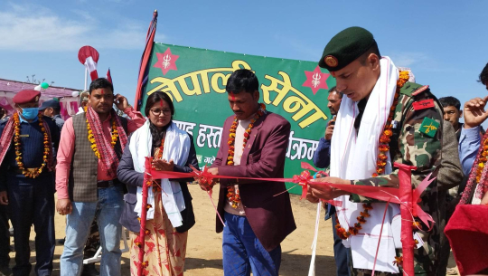 डोटीमा नेपाली सेनाले निर्माण गरेको हेलिप्याड गाँउपालिकालाई हस्तान्तरण