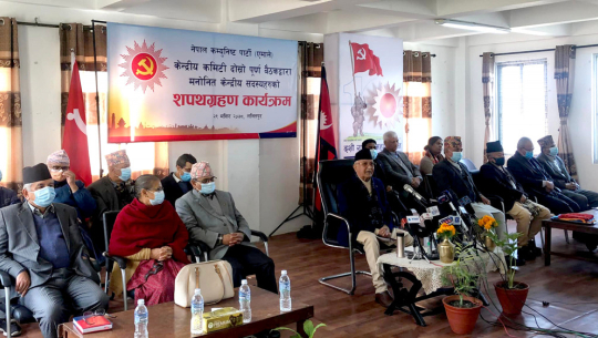 सेयर कारोबारीले चन्दा दिएन होला, प्रचण्डले ध्वस्त पार्न खोजेः ओली