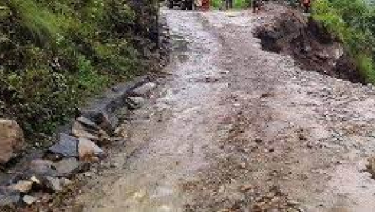 डडेल्धुरामा अवरुद्ध ग्रामीण सडक सुचारु गर्न प्रयास जारी