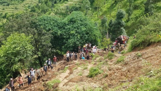 बैतडीमा पहिरोले दुई घर बगायो