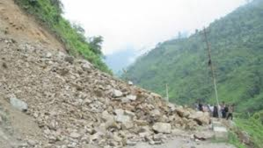 पहिरोले महाकाली राजमार्ग अवरुद्ध