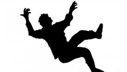 बझाङमा भिरबाट लडेर एक जना घाईते 