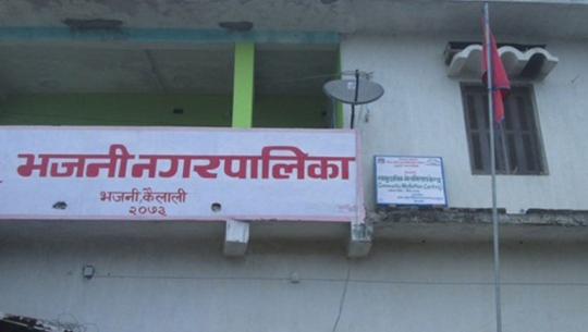 तालको पैसा नतिर्दा वडा सदस्य तालबहादुर सहितका ठेकेदारको सेवासुविधा भजनीले राेक्याे 