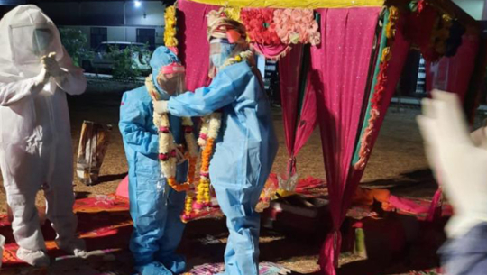 कोरोना संक्रमित बेहुलीको क्वारेन्टिनमै बिहे, पीपीई लगाएर पुरोहितले पढे मन्त्र