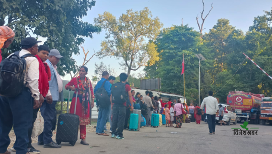 दसैंको टीका निधारमै, मन भारी पार्दै भारत लाग्न थाले नेपाली