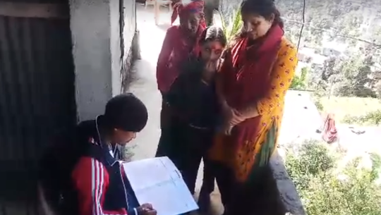 डडेल्धुरामा जनगणनाका लागि सुपरिवेक्षक घर–घरमा