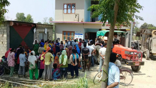 कैलालीमा जनप्रतिनिधिलाई भित्र थुनेर वडा कार्यालयमा ताला