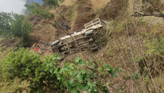 १० जना सवारी बोकेको जिप डोटीमा दुर्घटना