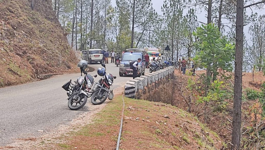 भीमदत्त राजमार्गमा स्कारपियाे दुर्घटना, ५ जना घाइते