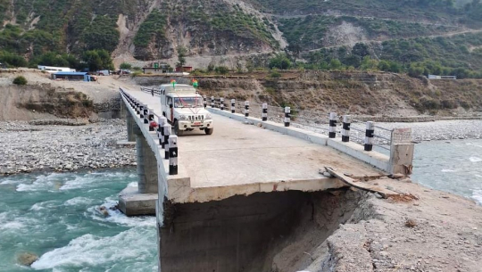 बझाङको सदरमुकाम जोड्ने जयपृथ्वी राजमार्गका पक्की पुलहरु जोखिममा