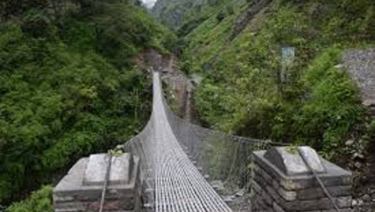 नेपाल–भारत जोड्ने झोलुङ्गे पुल निर्माण